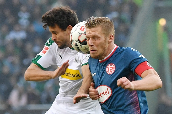 足球英超裁判再陷争议，赛后官方急发声明（英超裁判判罚再起争议，赛后官方紧急回应）