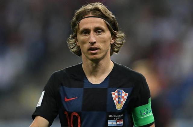 库里尝试用高尔夫球投洞，看起来比他投三分难多了